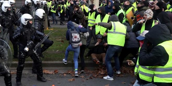 Demonstrators clash with police during the "yellow vests" protest against higher fuel prices, in Brussels, Belgium, December 8, 2018. REUTERS/Yves Herman