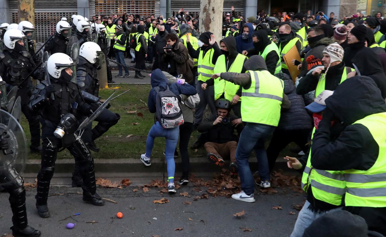 Demonstrators clash with police during the "yellow vests" protest against higher fuel prices, in Brussels, Belgium, December 8, 2018. REUTERS/Yves Herman