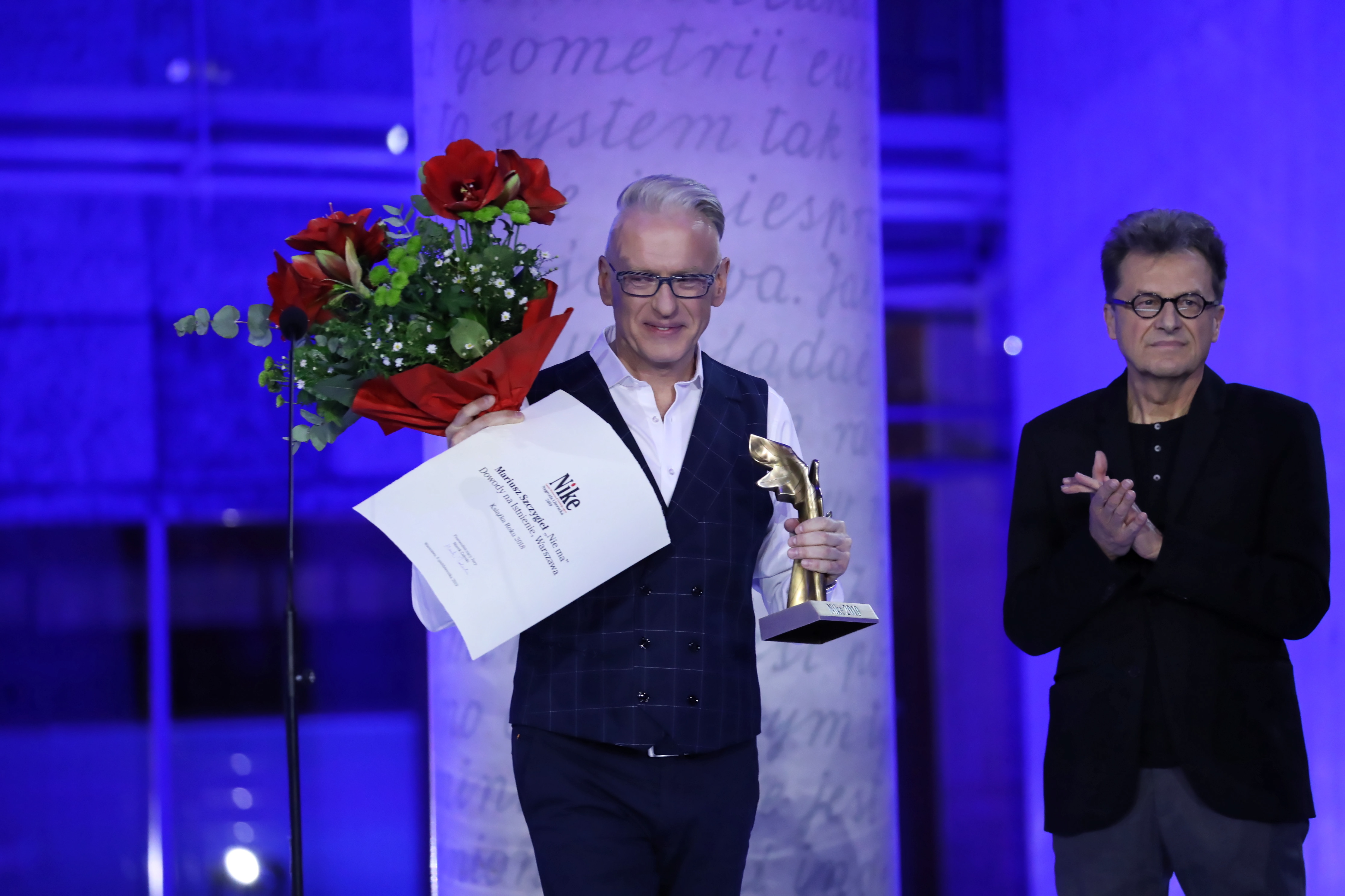 Warszawa, 06.10.2019. Laureat Literackiej Nagrody Nike za ksi¹¿kê reportersk¹ "Nie ma" Mariusz Szczygie³ (L) oraz przewodnicz¹cy jury Marek Zaleski (P), 6 bm. w Bibliotece Uniwersytetu Warszawskiego. Gala rozdania nagrody Nike, odby³a siê po raz 23. Literacka Nike to nagroda za najlepsz¹ ksi¹¿kê roku. Zwyciêzca otrzymuje 100 tys. z³ i statuetkê. (aldg) PAP/Tomasz Gzell