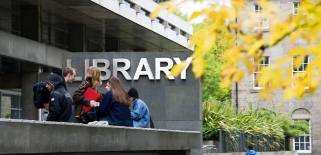 library_sign_students