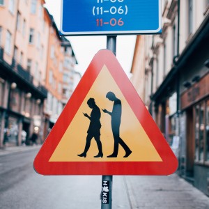 Verkehrsschilder-in-Stockholm-warnen-vor-Menschen-mit-Smarthphone-5