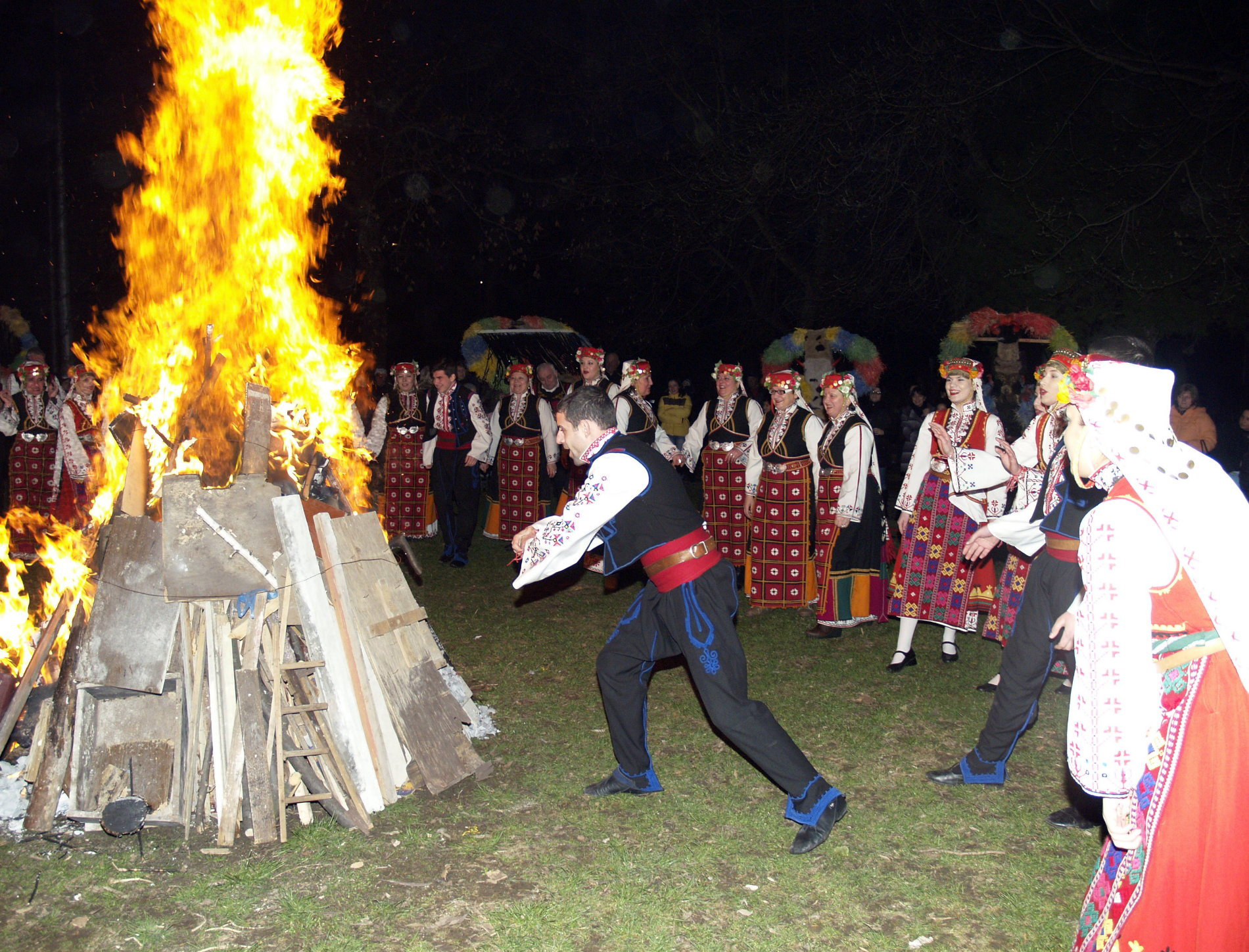 Øóìåí (1 ìàðò 2014) íàâå÷åðèåòî íà Ñèðíè Çaãîâåçíè ïðåä ãðàäèíêàòà íà Íàðîäíî ÷èòàëèùå "Òîäîð Ïåòêîâ-1963" çàïî÷íàõà òðàäèöèîííèòå ïðàçíèöè"Îëåëèè".Êðàé áóéíî çàïàëåíèÿ îãúí ñå òàíöóâàøå è èìàøå ïðåñêà÷àíèÿ çà çäðàâå. Ïðåñôîòî - ÁÒÀ ñíèìêà: Òîøêî Éîðäàíîâ(ÅÇ)