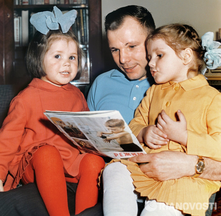 Юрий Гагарин и дети фото