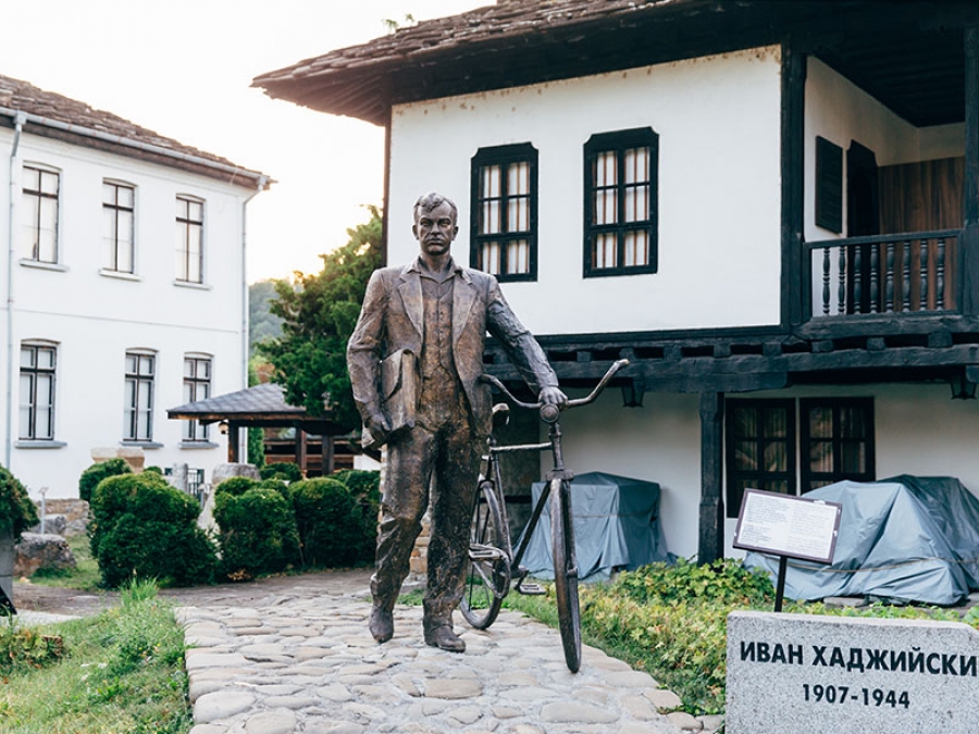 64d93d666355a43c4a86679a030d35b6_XL