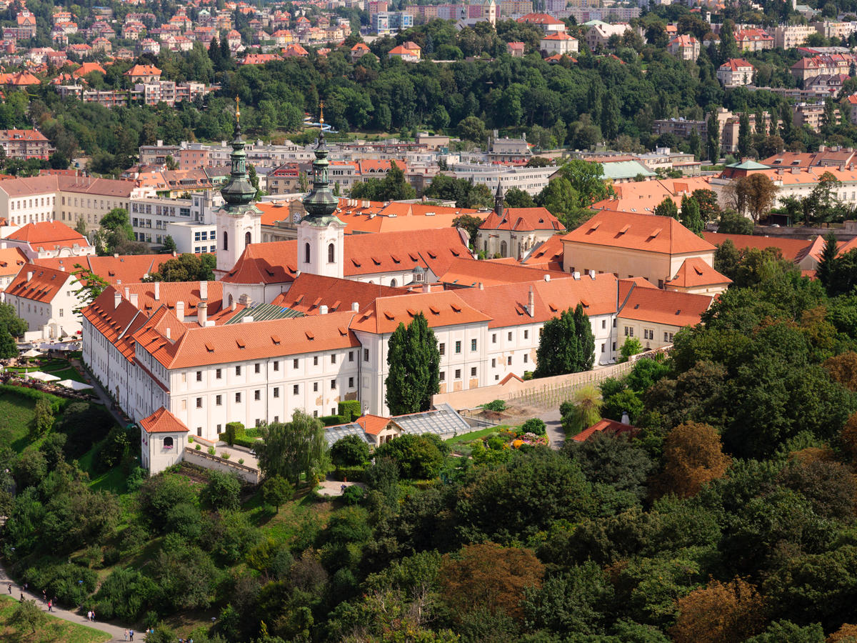 14294-praha-strahovsky-klaster-knihovna-1200x900