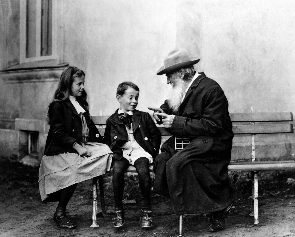 Tolstoi_avec_ses_petits-enfants (1)