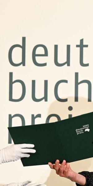 24125887-anne-weber-wird-im-kaisersaal-des-frankfurter-roemers-mit-dem-deutschen-buchpreis-2020-ausgezeichnet-3OkSj1SAhQea