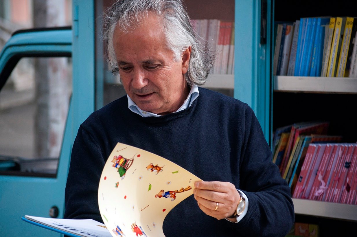 bibliomotocarro antonio