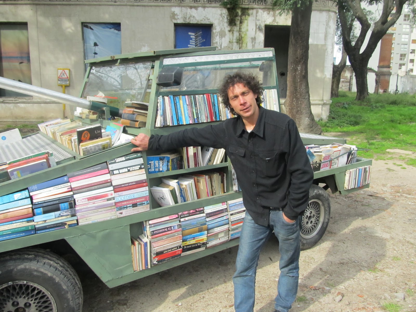 raul lamesoff y su tanque de libros