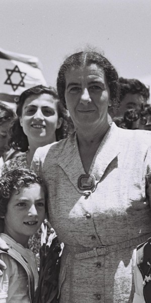 Golda_Meir_with_chil_of_Kibbutz_Shfayim