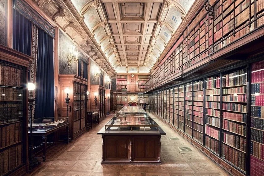 The-library-and-archives-of-Chateau-de-Chantilly-ezgif.com-webp-to-jpg-converter
