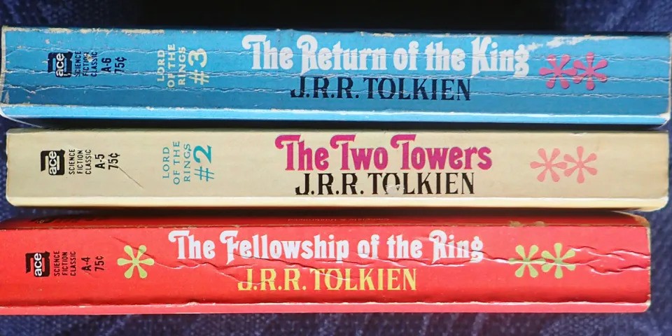 web3-lord-of-the-rings-jrr-tolkien-books-paperback-gwydion-m-williams-cc-by-2-0-ezgif.c-webp-to-jpg-converter